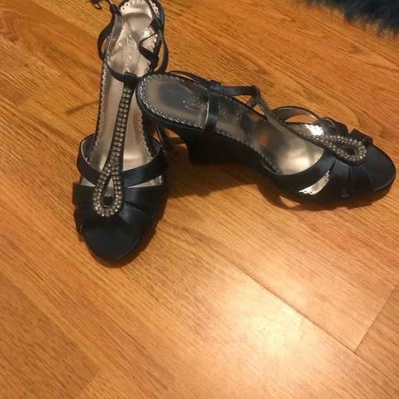 Brand New Willow Style Wedge shoes. Color Peacock - Picture 2 of 3